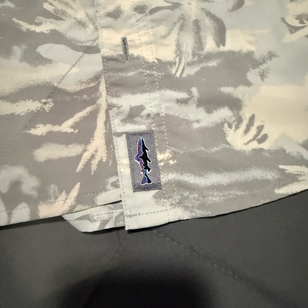 Patagonia Men's Gray and White Patterned Fishing / Casual Shirt